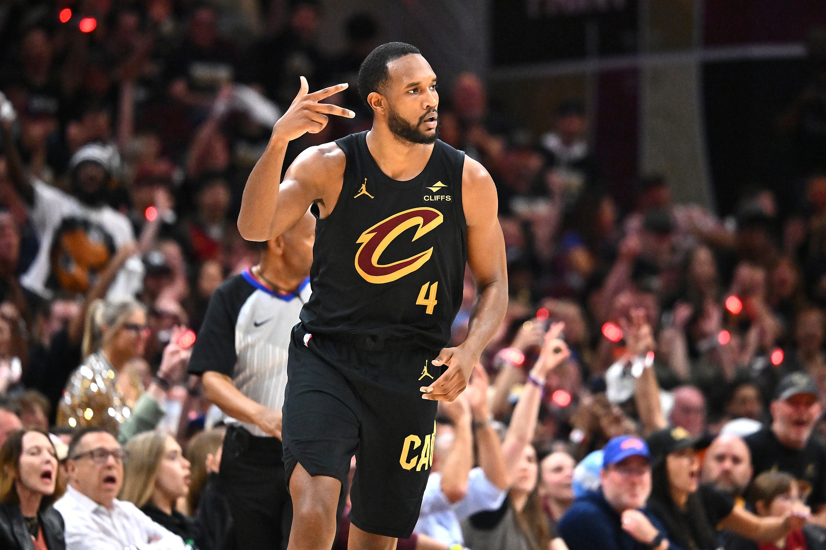 不止做DPOY！队记：莫布里今夏提升了跳投技术 控球&amp;终结也有增强